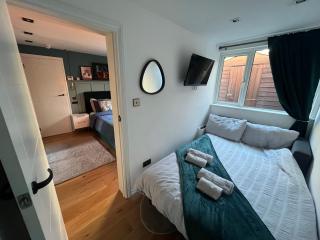 Flamingo Retreat with a Private Garden - 8