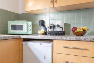 InspoHome Spacious 4-Bedroom House with Parking and Garden - 9