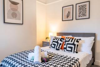 InspoHome Spacious 4-Bedroom House with Parking and Garden - 8