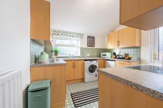 InspoHome Spacious 4-Bedroom House with Parking and Garden - 1