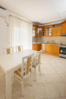 H&G Seaview Apartments - 8