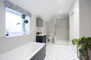 Central 5 Bedroom Home Close to Gloucester City - 5