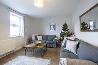 Central 5 Bedroom Home Close to Gloucester City - 1