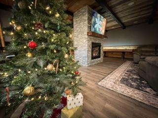 Holiday Hideaway - Fire Pit, Hot Tub & Mountain Magic - 1