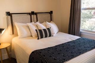 Yosemite Cottage Retreat- Half Block to Downtown - 3