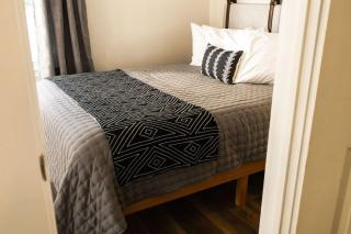 Yosemite Cottage Retreat- Half Block to Downtown - 2