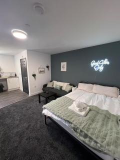 Modern City Studio Heart of Wolverhampton Appt 5 - 0