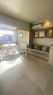 Proche St Tropez refait à neuf bord de plage et piscine - 9