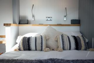 Cwtch Ffynnone Luxury Shepherds Hut - 3