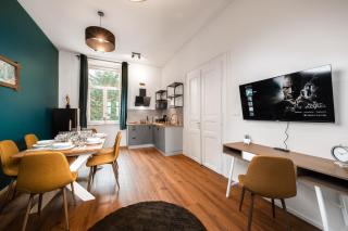 Majestic Square View Residence - 3