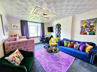 2 Bed Apt, 4 Beds, 3 TVs Plus Parking - 0