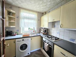 2 Bed Apt, 4 Beds, 3 TVs Plus Parking - 5