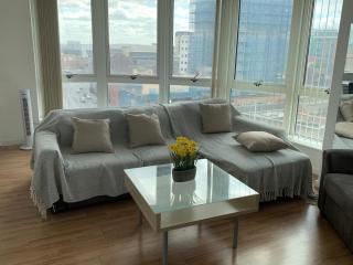 Cosy Modern City Centre Apartment with Great WiFi - 6