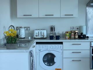 Cosy Modern City Centre Apartment with Great WiFi - 4