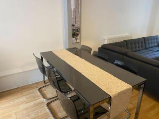 Spacious 6-Bed Home Sleeps 12, Near Highfields Park - 8