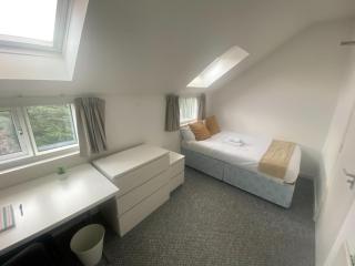 Spacious 6-Bed Home Sleeps 12, Near Highfields Park - 9