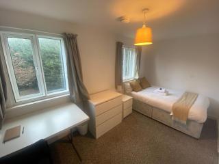 Spacious 6-Bed Home Sleeps 12, Near Highfields Park - 3