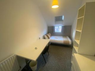 Spacious 6-Bed Home Sleeps 12, Near Highfields Park - 2