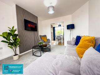 Modern 3 Bedroom Home, 6 beds, Free Parking, 500MBS, Netflix, Near Coventry City Centre & Hospital, Contractors, Families, Apple Air Play - 0