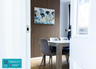 Modern 3 Bedroom Home, 6 beds, Free Parking, 500MBS, Netflix, Near Coventry City Centre & Hospital, Contractors, Families, Apple Air Play - 1