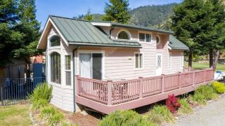 Luxury Cottage with Furnished Deck in Trinity, California - 9