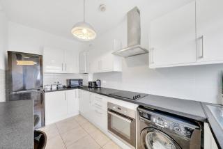 4 bed home by Harlington 25 mins to central - 6