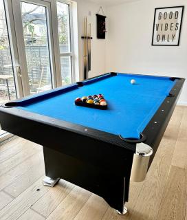 4 bed home by Harlington 25 mins to central - 4