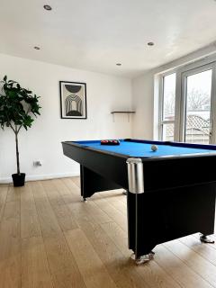 4 bed home by Harlington 25 mins to central - 1