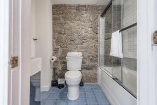 Vintage 3BR 2Bath - Golden Square Mile - Sleeps 8 - 5