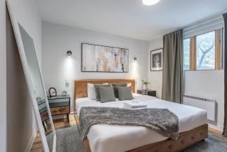 Vintage 3BR 2Bath - Golden Square Mile - Sleeps 8 - 8