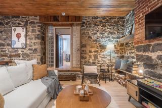 Vintage 3BR 2Bath - Golden Square Mile - Sleeps 8 - 4