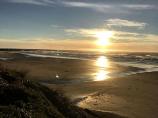 Oceanfront Cabin with Two Outdoor Soaking Tubs in the Heart of Newport, Oregon - 6