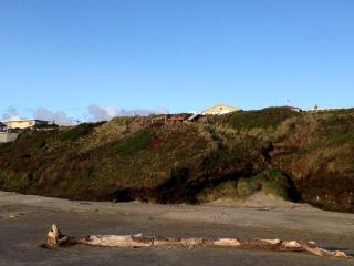Oceanfront Cabin with Two Outdoor Soaking Tubs in the Heart of Newport, Oregon - 4