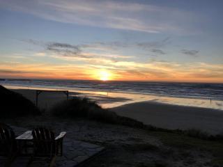 Oceanfront Cabin with Two Outdoor Soaking Tubs in the Heart of Newport, Oregon - 3