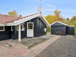 Holiday Home Gyda - 840m from the sea by Interhome - 1