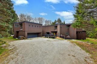 Renovated 4BR House - Hot Tub, Game Room & Fire Pit - 11 Mins to Killington Lifts & Dining - 2