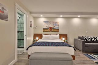 Stylish Studio for 4 with EV Charger, Summer Pool & Shuttle Access - 0