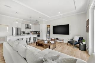 Luxury New Madeira Beach Townhome! Perfect for Holiday Getaways & Families! Steps to Beach! - 6