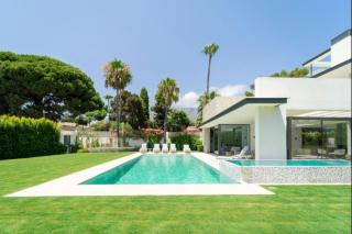 Ultra Luxury 5 Bedroom Retreat with Rooftop Solarium - 0