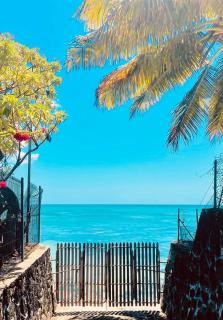 Charming House with Direct Beach Access -Pereybere - 4