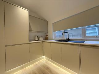 Modern 2 Bedroom Apartments - City Centre Location, Free WiFi, Free Parking, Spacious Accommodation, Comfort and Style, Freshly Rennovated - 3