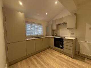 Modern 2 Bedroom Apartments - City Centre Location, Free WiFi, Free Parking, Spacious Accommodation, Comfort and Style, Freshly Rennovated - 5