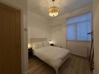 Modern 2 Bedroom Apartments - City Centre Location, Free WiFi, Free Parking, Spacious Accommodation, Comfort and Style, Freshly Rennovated - 4