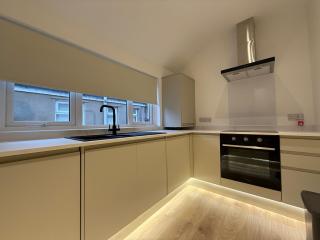 Modern 2 Bedroom Apartments - City Centre Location, Free WiFi, Free Parking, Spacious Accommodation, Comfort and Style, Freshly Rennovated - 2