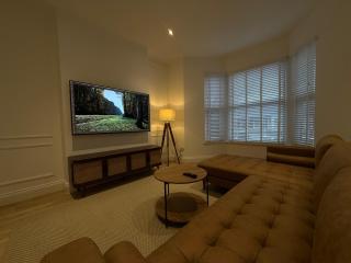 Modern 2 Bedroom Apartments - City Centre Location, Free WiFi, Free Parking, Spacious Accommodation, Comfort and Style, Freshly Rennovated - 7