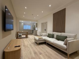 Modern 2 Bedroom Apartments - City Centre Location, Free WiFi, Free Parking, Spacious Accommodation, Comfort and Style, Freshly Rennovated - 6