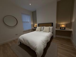 Modern 2 Bedroom Apartments - City Centre Location, Free WiFi, Free Parking, Spacious Accommodation, Comfort and Style, Freshly Rennovated - 8