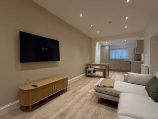 Modern 2 Bedroom Apartments - City Centre Location, Free WiFi, Free Parking, Spacious Accommodation, Comfort and Style, Freshly Rennovated - 9