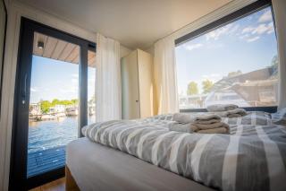 Luxurious Houseboat Pina - 1