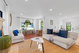 Sunny 4BR Getaway Pool & Private Guest Suite - 1